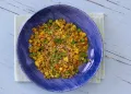 Arroz frito com atum e legumes