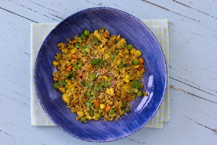 Arroz frito com atum e legumes