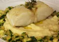 Bacalhau confitado com puré de batata e curgete salteada