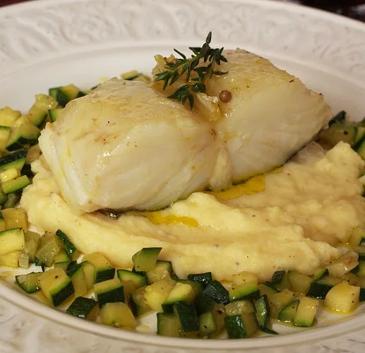 Bacalhau confitado com puré de batata e curgete salteada