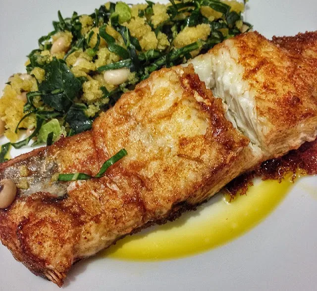Bacalhau Confitado em azeite com Migas de Broa de Milho