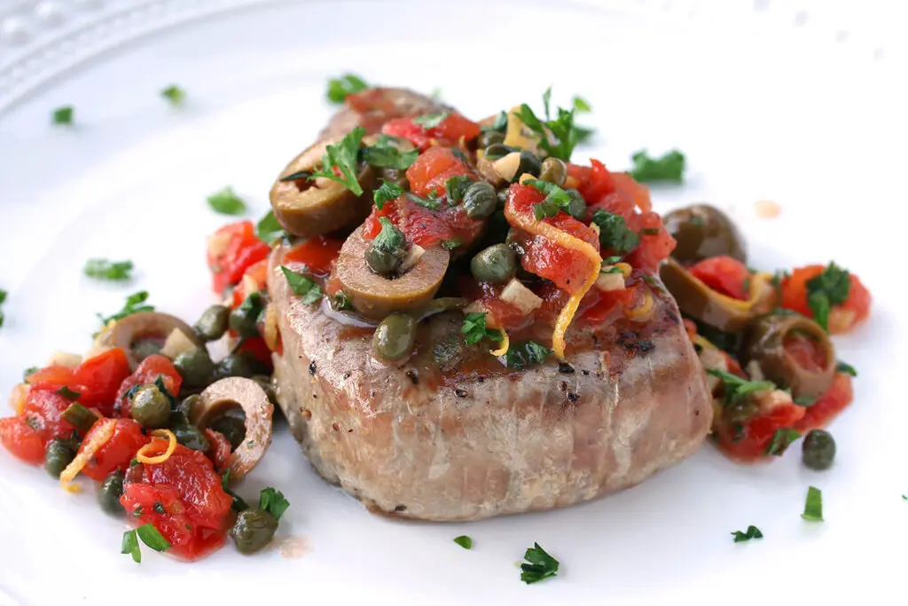 Bife de Atum com Tomate e Azeitonas