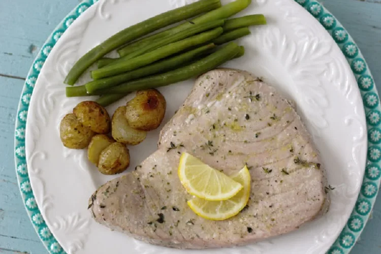 Bifes de atum com ervas e limão
