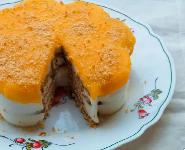 Bolo de Bolacha com Doce de Ovos