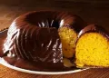 Bolo de cenoura com cobertura de chocolate