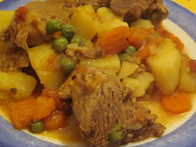 Borrego Guisado com Batatas e Ervilhas