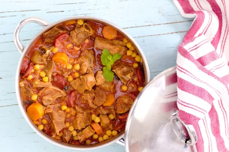 Borrego guisado com grão-de-bico e chouriço