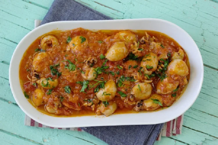 Choquinhos Guisados com Tomate