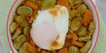 Favas Guisadas com Ovos Escalfados