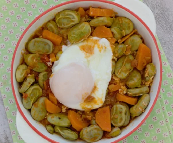 Favas Guisadas com Ovos Escalfados