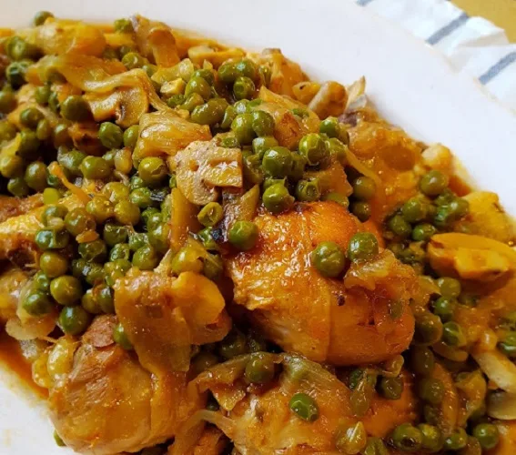 Frango Estufado com Ervilhas e Cogumelos