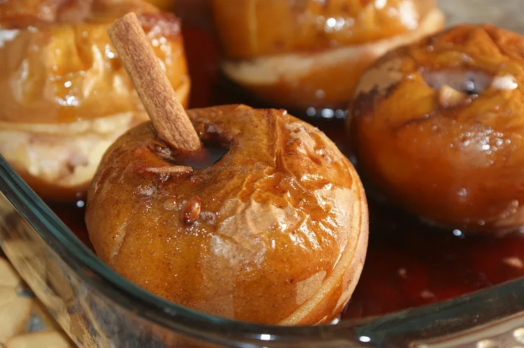 Maçã Assada com Canela e Vinho do Porto