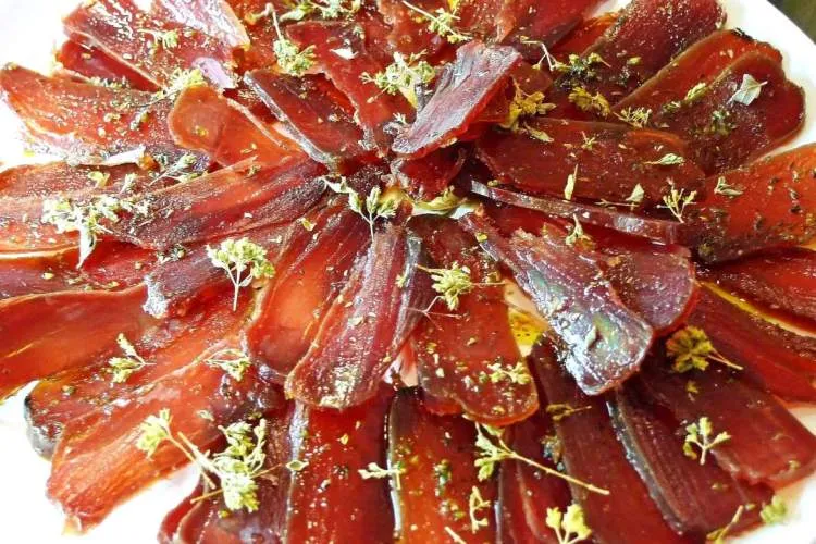 Muxama de atum com amêndoas do Algarve