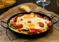 Ovos Rotos com Chouriço e Pimentos