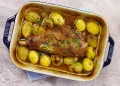 Perna de peru assada no forno com batatas e cebolinhas