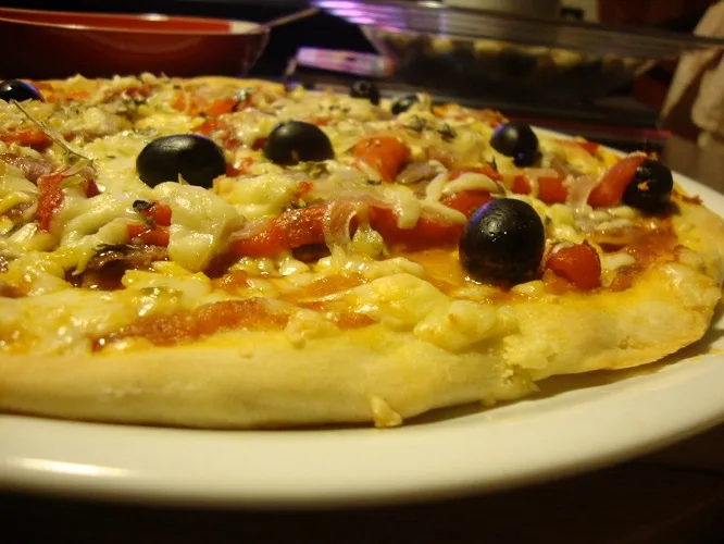 Pizza Com Pimento, Presunto e Oregãos