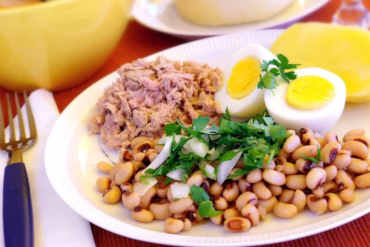 Salada de feijão frade com atum