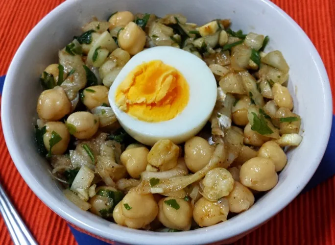 Salada de Grão de Bico e Bacalhau