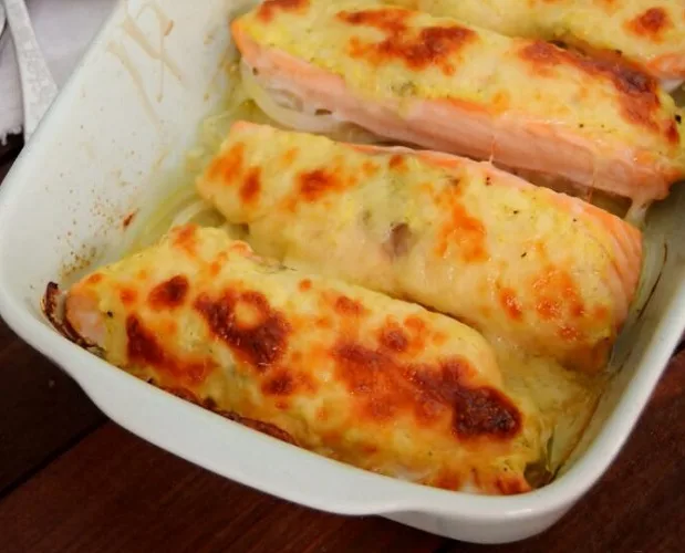 Salmão Assado com molho de Mostarda e Queijo Gratinado