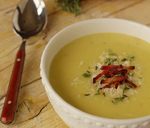 Sopa de Batata Assada com Bacon Crocante