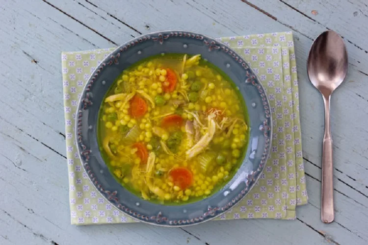 Sopa de Galinha com Massa e Ervilhas