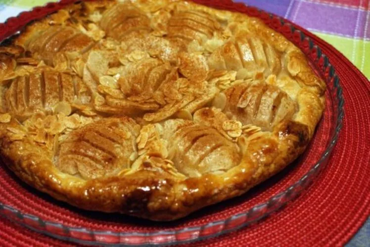 Tarte de Pêra Folhada com Amêndoa