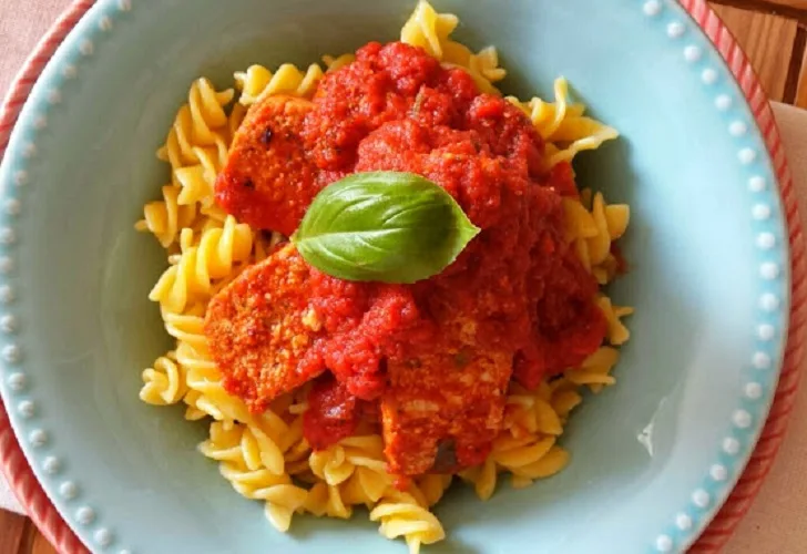 Tofu em Molho de Tomate com Massa