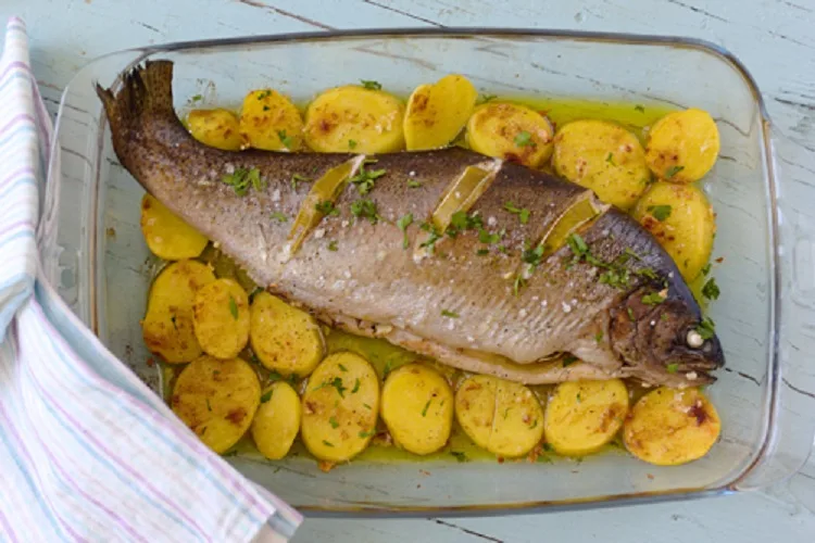 Truta assada no forno com batatas